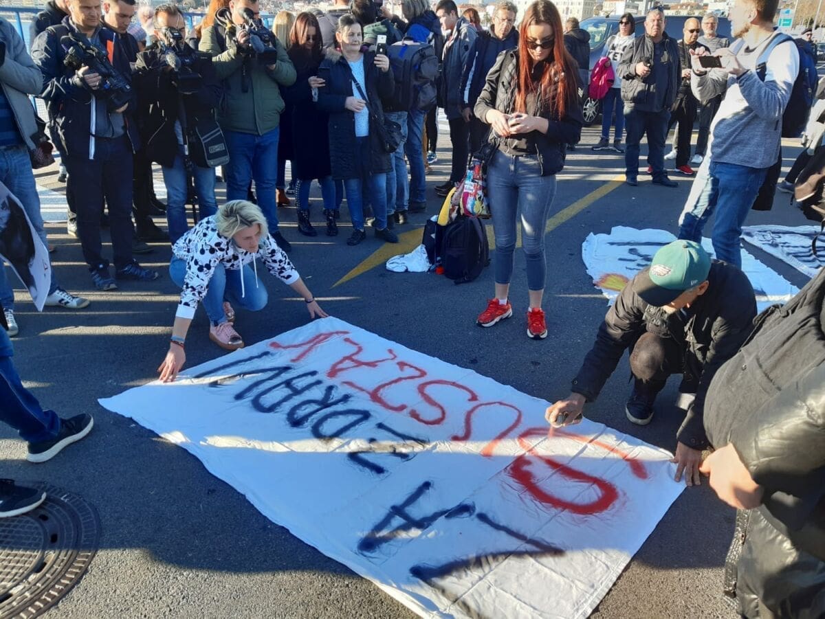 NETKO PLJEŠĆE, NETKO UPUĆUJE POGRDNE IZRAZE U Splitu održan mimohod za Filipa, osiguravala ga policija