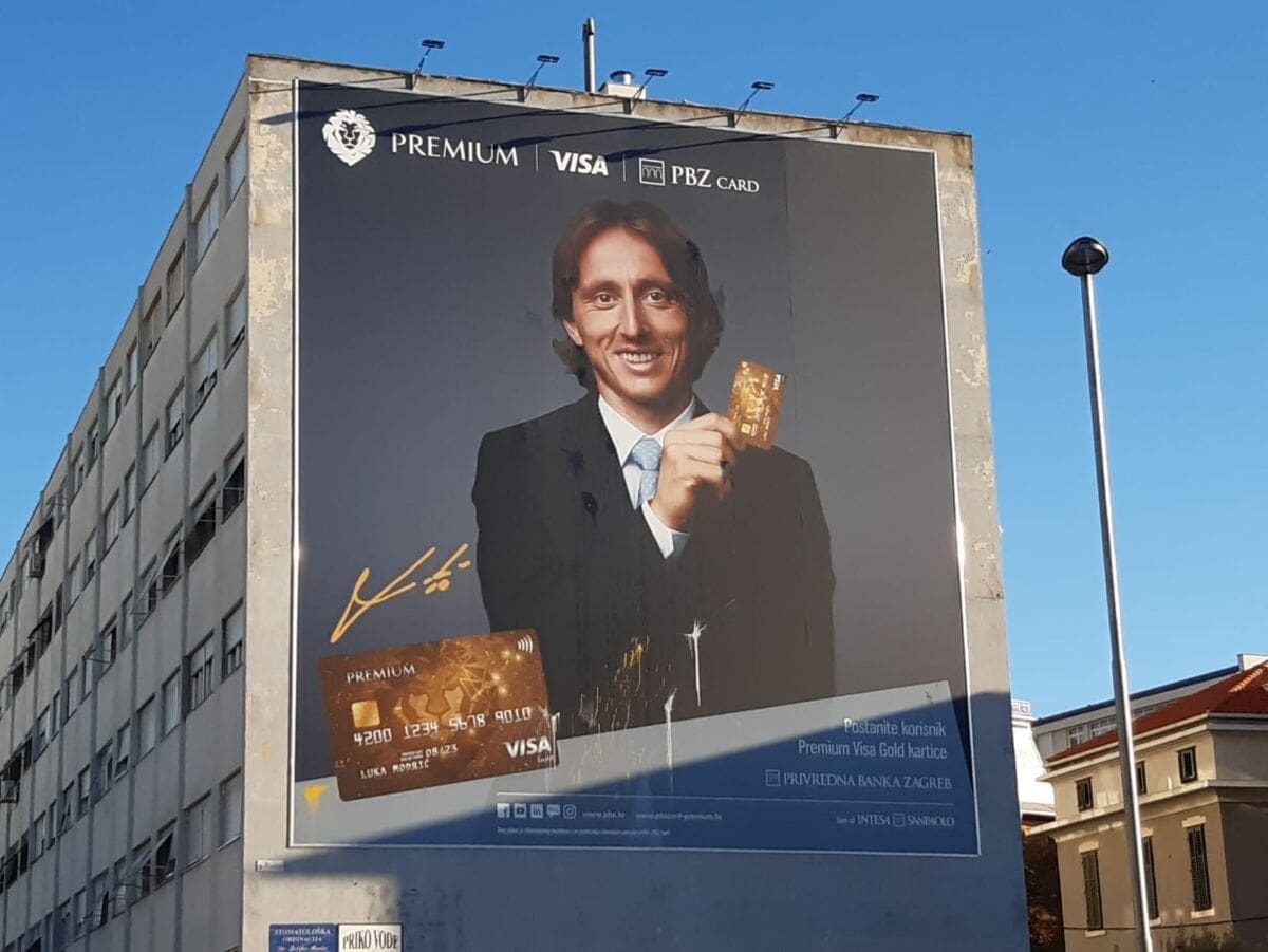 VANDALIZAM U SPLITU Kantom boje zasut Modrićev plakat, a nastradalo je i dječje igralište