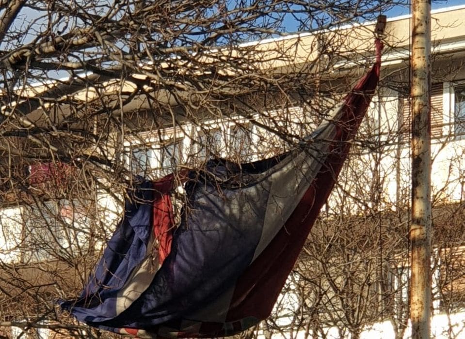 FOTO U Splitu izvješena zastava Republike Hrvatske; uništena, neuredna, poderana