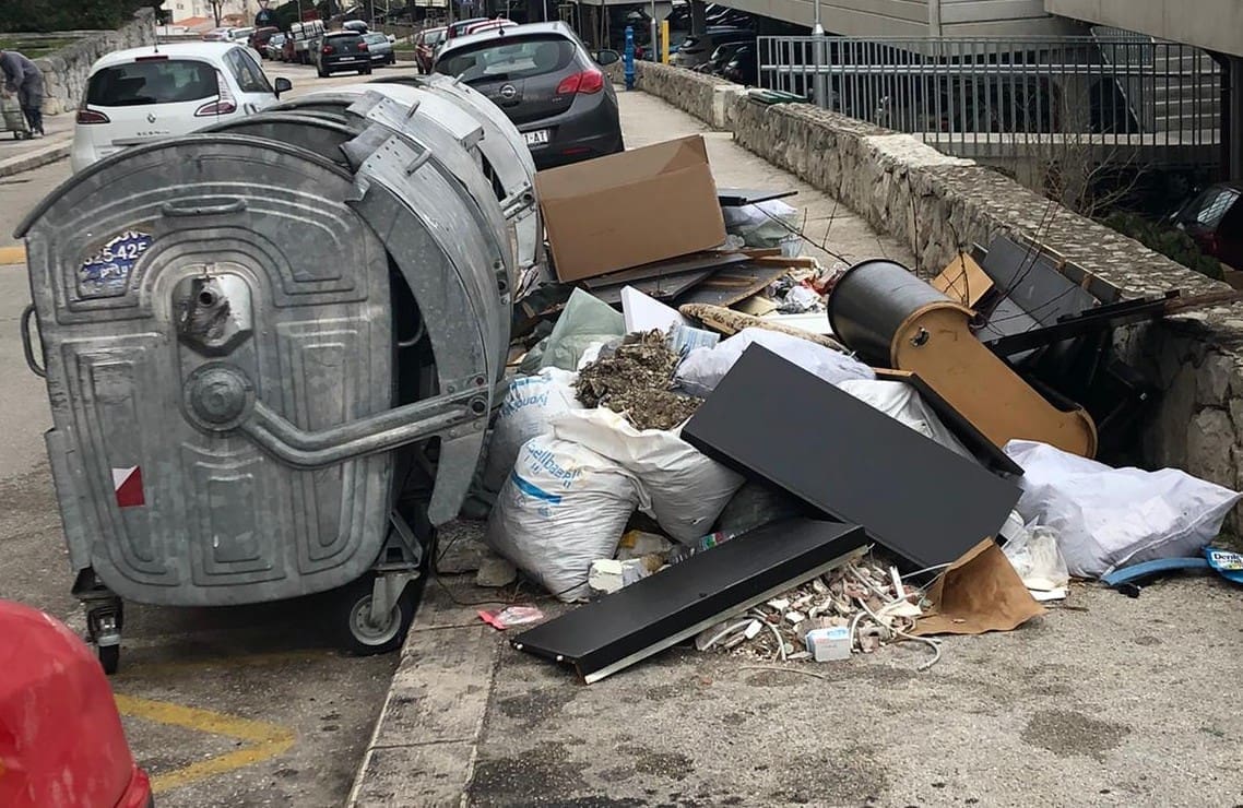 BEZOBRAZLUK BEZ GRANICA Ova splitska ulica je puna glomaznog otpada, tko ga treba ukloniti?