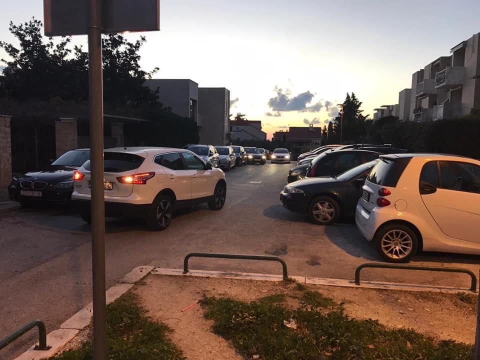 GODINU DANA ZA OBNOVU PARKINGA Ništa se nije napravilo: "Moguće je, jer institucije ne funkcioniraju, a mi ih svi plaćamo"