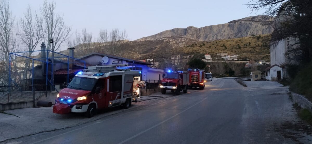 GORIO KAFIĆ NA ISTOKU SPLITA Besana noć za vatrogasce: Građani im nisu dali mira ni u novogodišnjoj noći