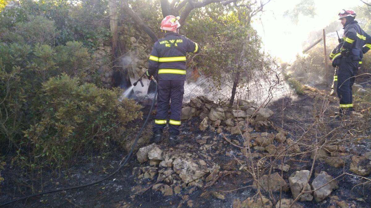 BRZOM REAKCIJOM SPRIJEČENO ŠIRENJE Lokaliziran požar na Braču