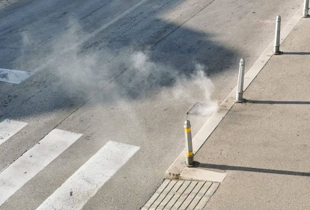 DIM IZ ŠAHTE U SPLITU Izazvan požar u šahti u jednoj od splitskih ulica