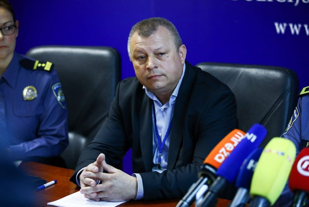 NOVE INFORMACIJE IZ POLICIJE Zalutali metci pogodili auto u kojem se nalazilo dvoje ljudi