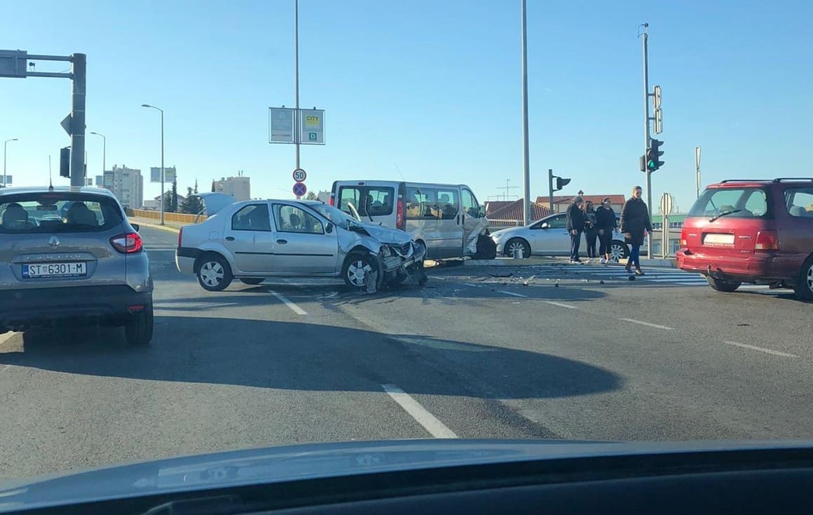 PROMETNA KOD SPLITSKOG TRGOVAČKOG CENTRA Opasnost za vozače i pješake: Po cesti ima dosta stakla i plastike
