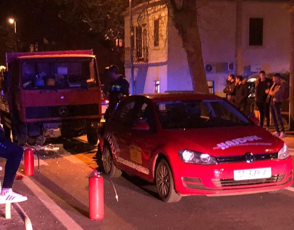 PROMETNA U DUGOM RATU: Sudarili se kamion i automobil splitske autoškole