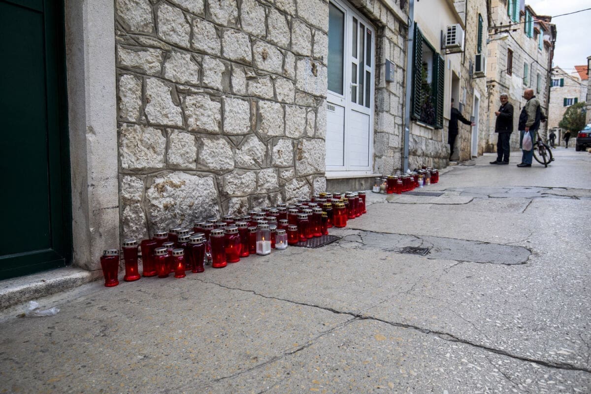FOTOGALERIJA Obitelj i prijatelji oplakuju ubijene: Na lokacijama ubojstava upaljene brojne svijeće