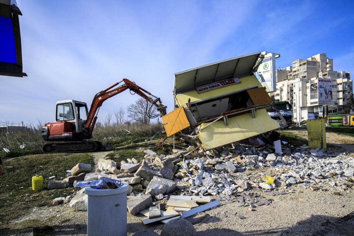 SRUŠEN KULTNI FAST FOOD Gradske službe uklonile poznati kiosk u Velebitskoj ulici