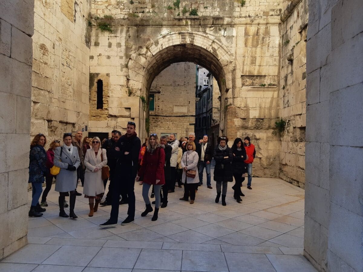 FOTOGALERIJA Upoznaj svoj grad – građani uživali u edukativnim šetnjama s lokalnim vodičima