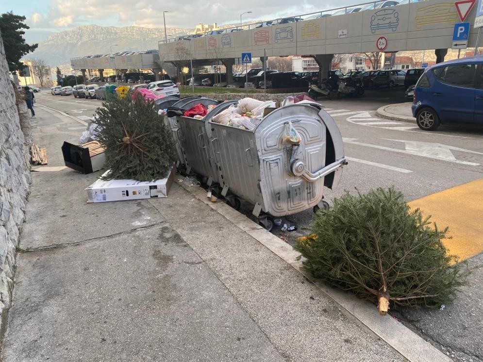 SRAMOTA NA SUĆIDRU Ulica zatrpana ogromnim otpadom, nogostup nije prohodan