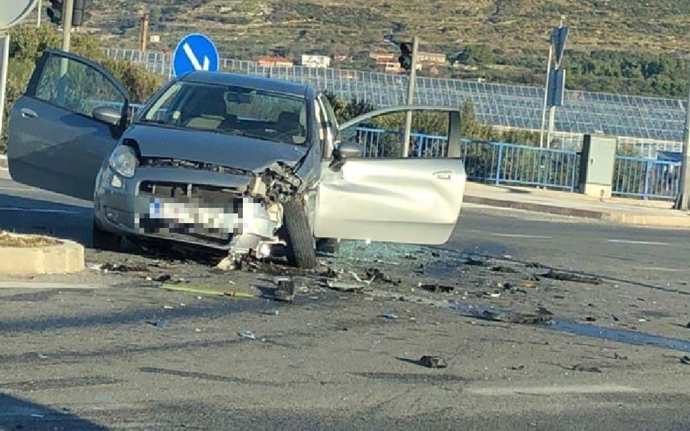 PROMETNA U KAŠTELIMA Sudarila se dva automobila, jedna osoba hitno prevezena u bolnicu