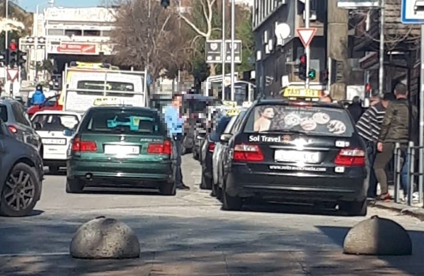 BEZOBRAZLUK NA FIRULAMA Taksisti ugrožavaju siguran izlaz iz bolnice, prometni redari ne "trzaju"