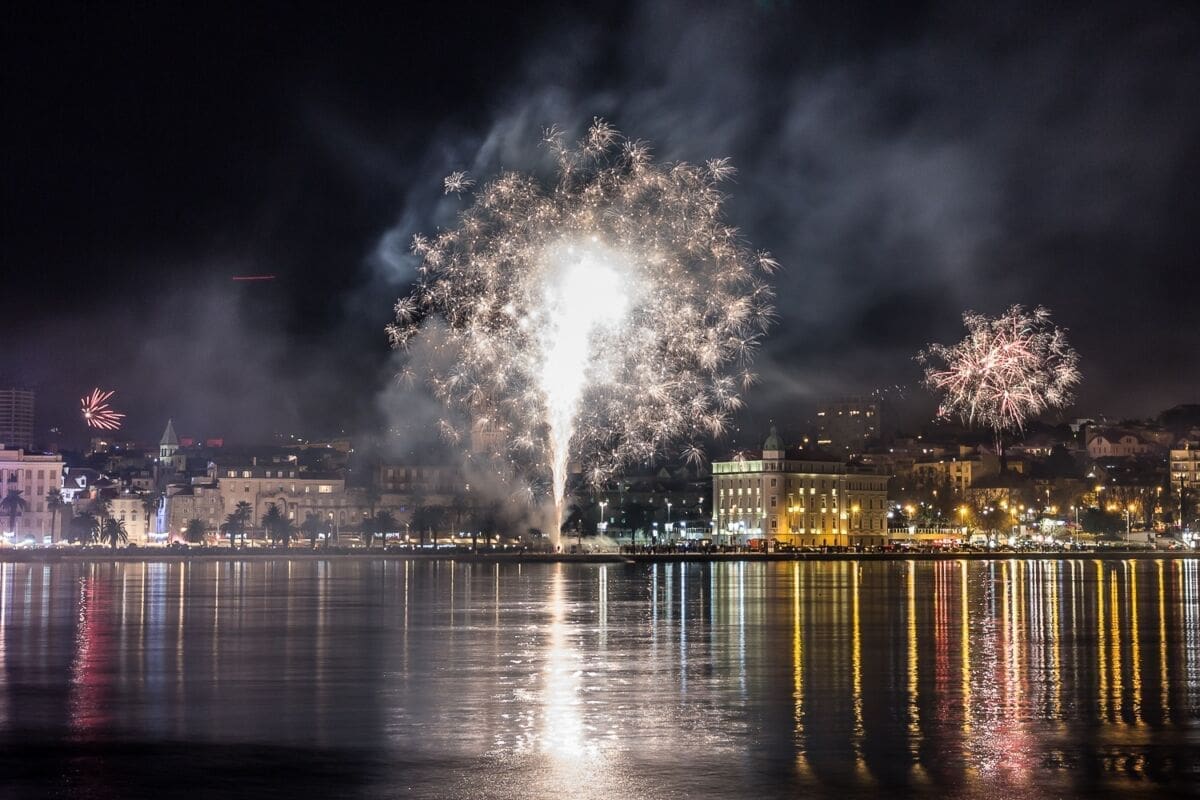 Pogledajte kako je izgledao novogodišnji vatromet u Splitu: Na Rivi feštalo više desetaka tisuća ljudi