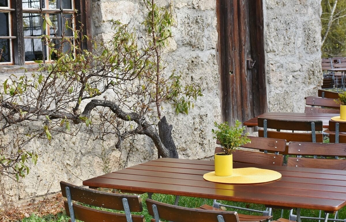 Ukrao vrtnu garnituru, policija traga za njim