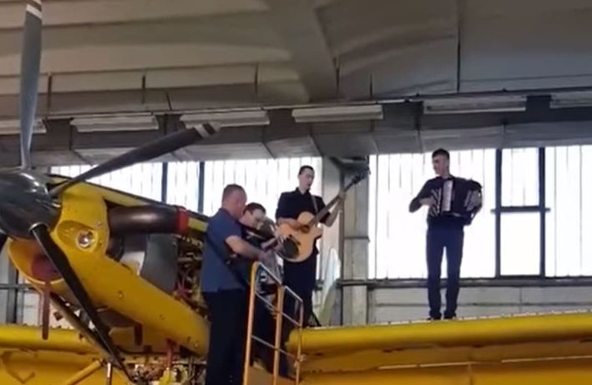 KRSTIČEVIĆ TRAŽI SANKCIJE Zaposlenici zapjevali i zasvirali na protupožarnom avionu