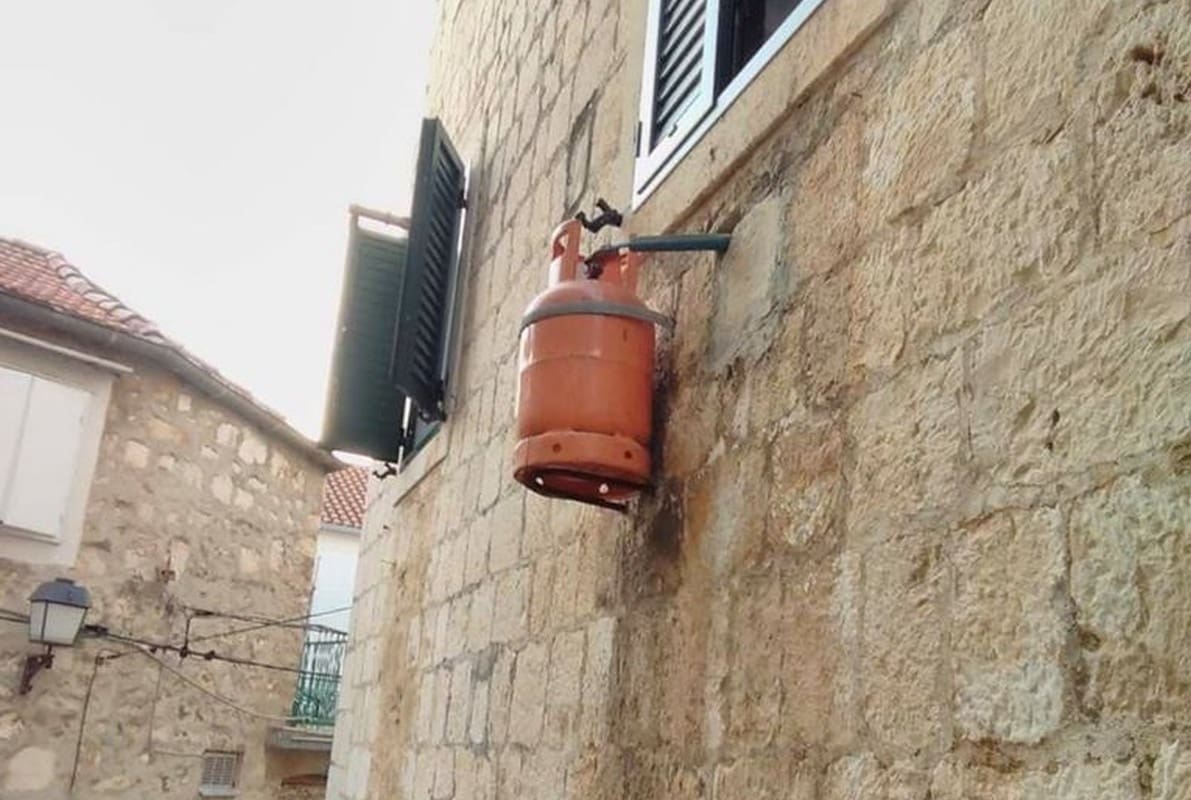 "Kad mogu klima uređaji, može i plinska boca": Nevjerojatan prizor s Brača postao hit, ne prestaje izazivati reakcije