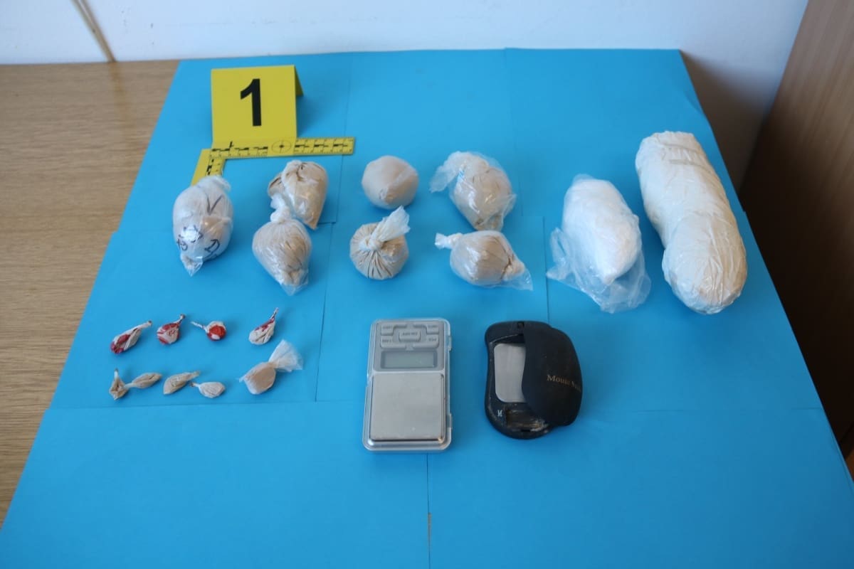 HEROIN, KOKAIN, SMJESA ZA POVEĆANJE MASE Svega je bilo kod ovog dilera