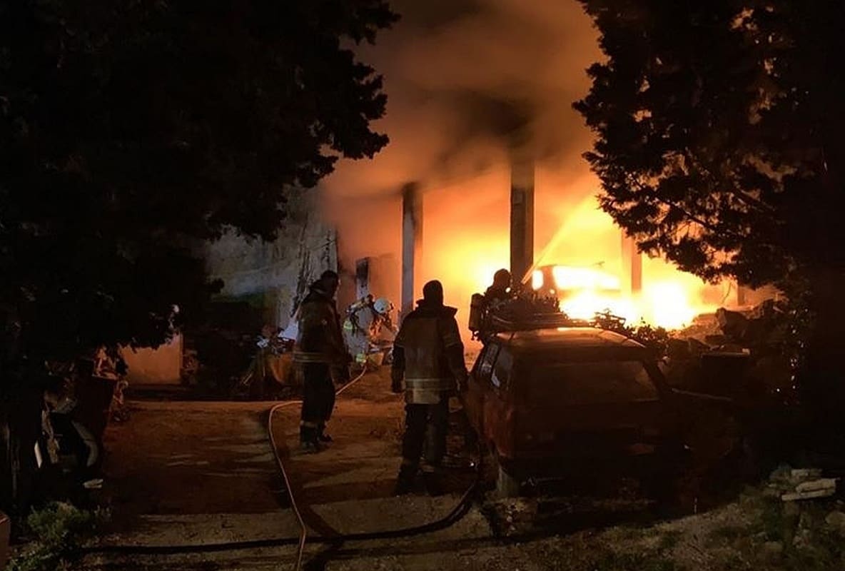 POLICIJA POTVRDILA Požar obiteljske kuće i automobila u Brusju na otoku Hvaru - podmetnut!