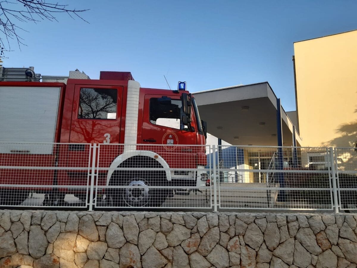 JAKE VATROGASNE SNAGE I POLICIJA POJURILI PREMA SPLITSKOJ BOLNICI "Oglasio se vatrodojavni alarm"