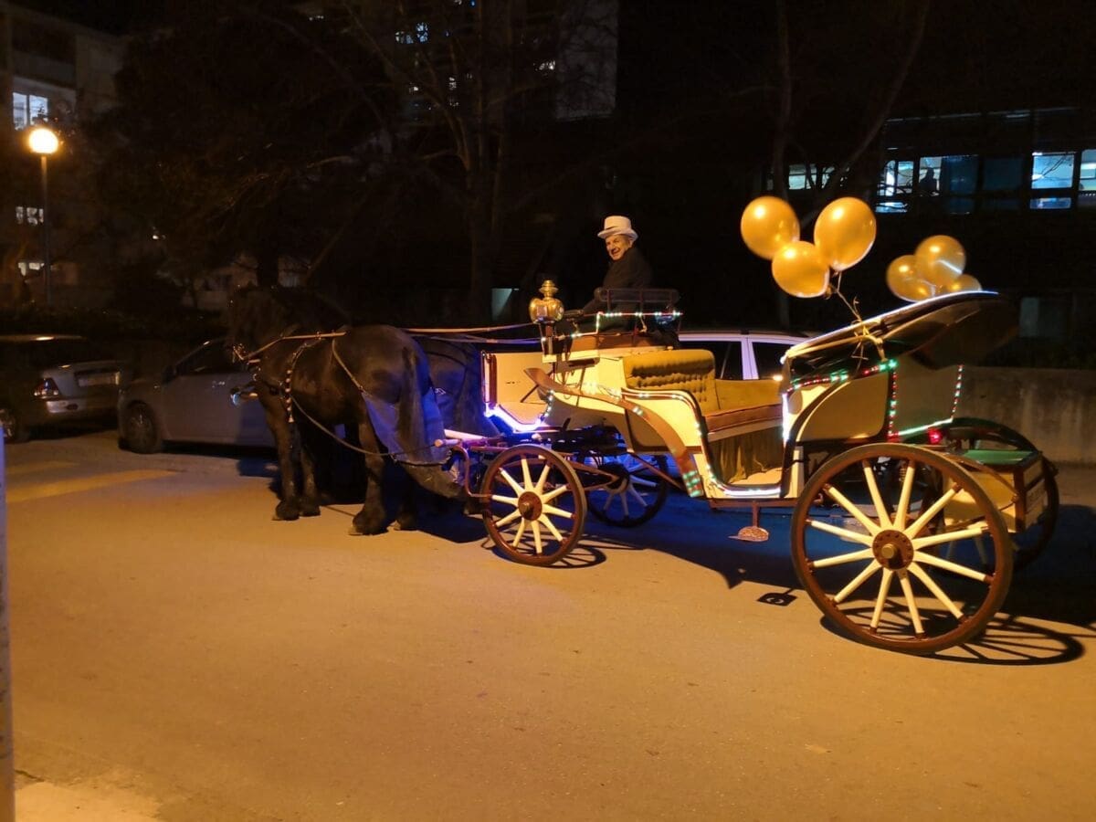 VIDEO NESVAKIDAŠNJEG SLAVLJA U SPLITU Proslava rođendana u "Vinskoj kočiji" s romskim trubačima