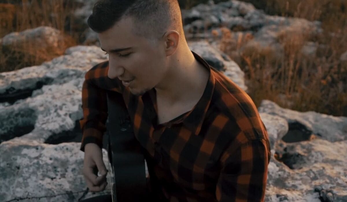 Ostavio sjajan dojam u The Voiceu, a sada je izdao autorsku pjesmu: Pogledajte spot za "Pogrešno vrime" Kristiana Ordulja