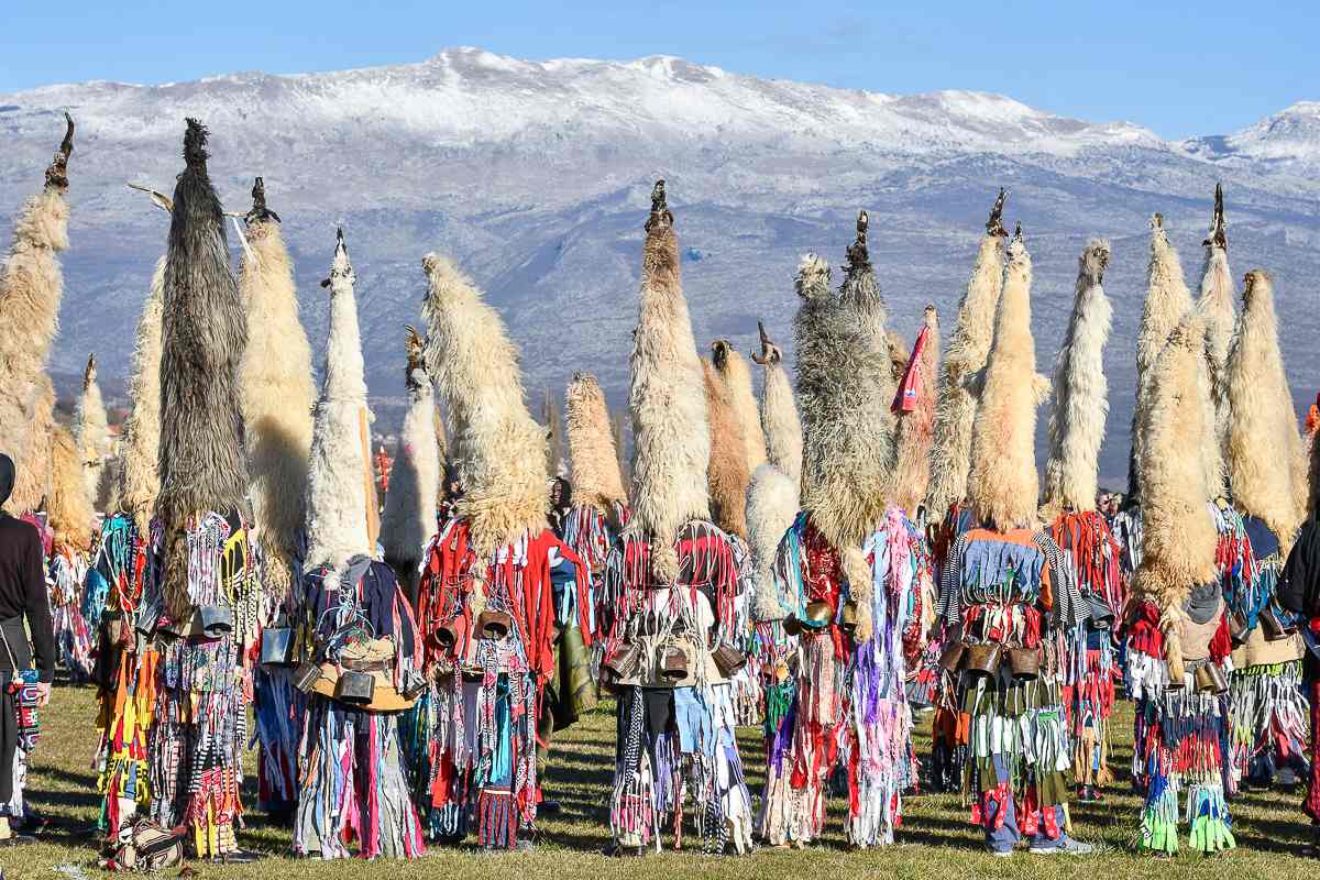 6. SMOTRA MAČKARA CETINSKOG KRAJA 'Papa' dijelio blagoslov, vatrogasci gasili požar na autobusu poznatog prijevoznika