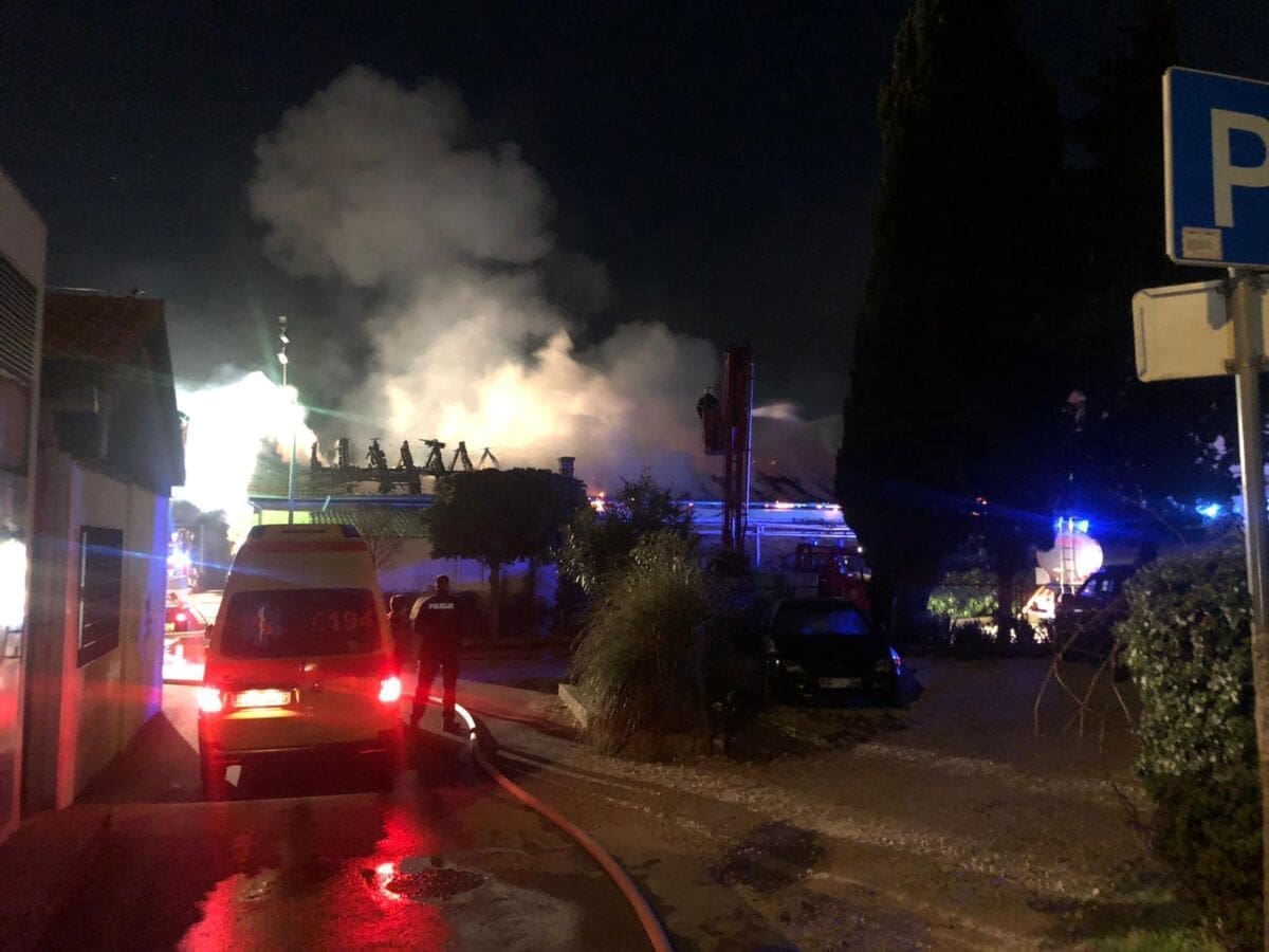 DOVRŠEN OČEVID Požar s kontejnera koji je namjerno zapaljen uništio menzu u Kaštelima?