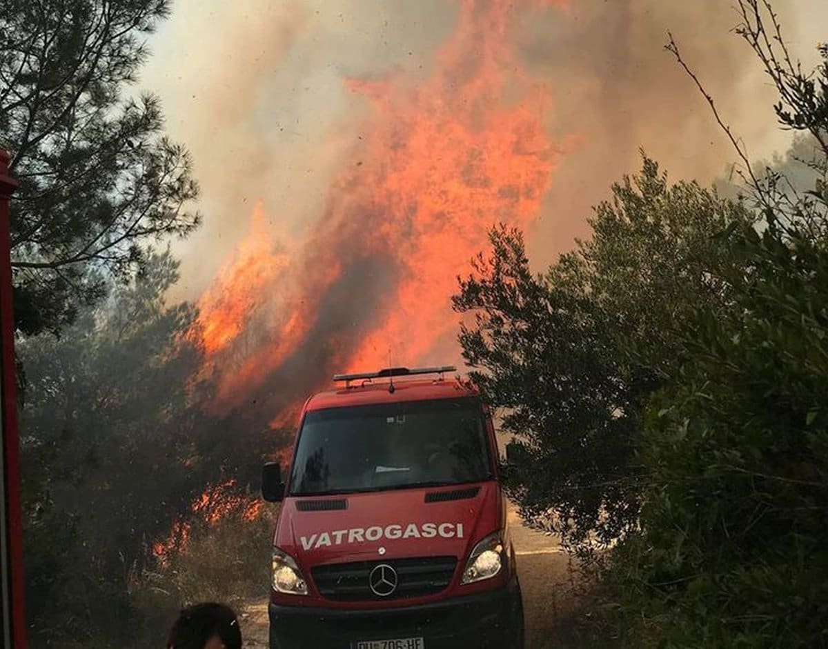 VELIKI POŽAR NA PELJEŠCU U pomoć došao i kanader, ali i vatrogasni brod