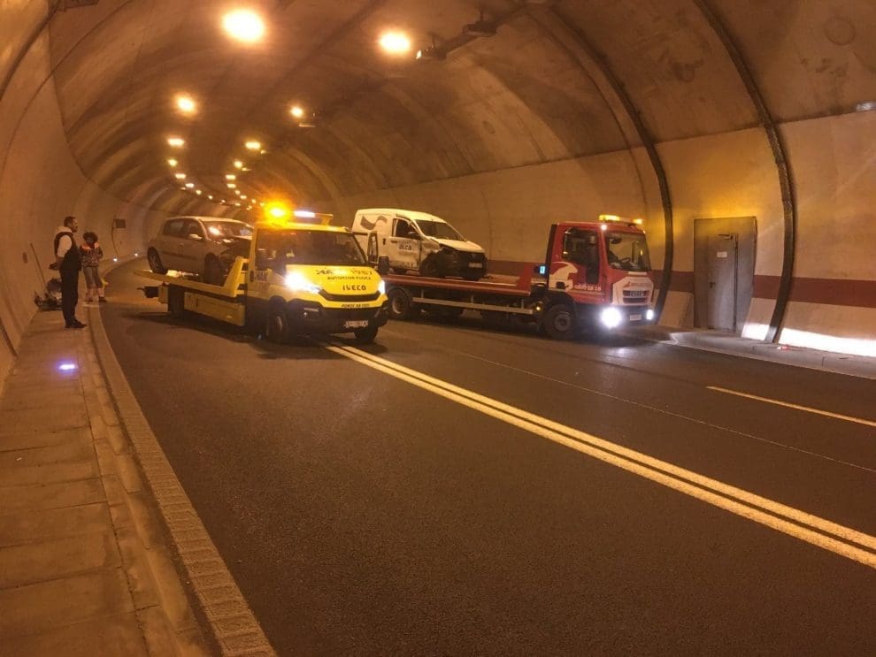 Sudar teretnog i dva osobna vozila: Nesreća u tunelu Međak, dvije osobe prebačene u bolnicu