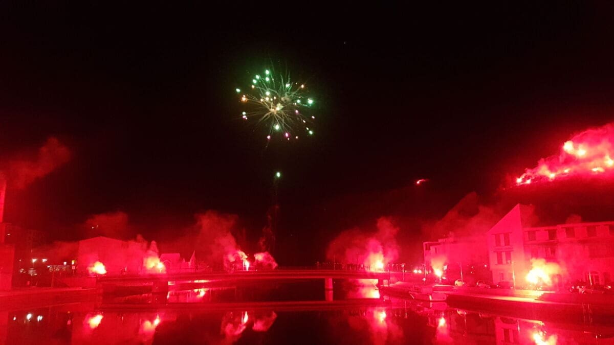 Dvostruko slavlje DPH Obrovac popratili karuselom, bagerom, automobilskim sirenama i spektakularnom bakljadom