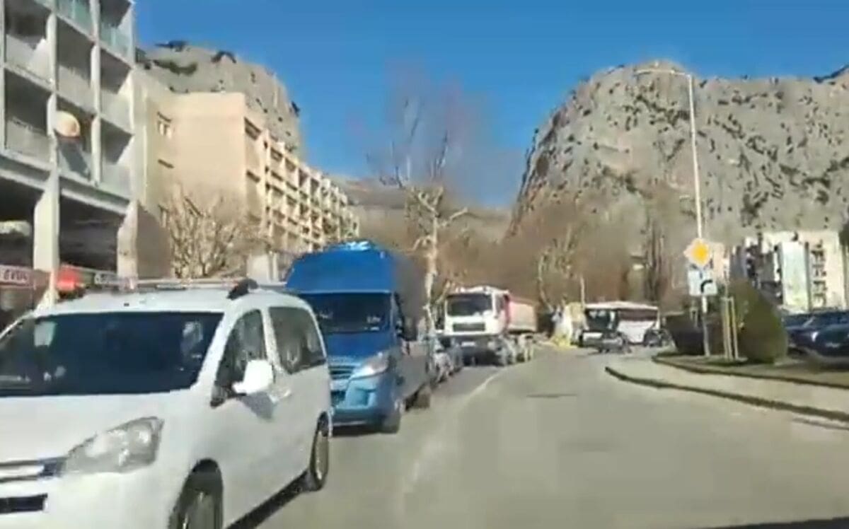 Omišani ni zimi nemaju sreće s prometom: Pogledajte kakve gužve nastaju zbog radova koji se odvijaju na nekoliko lokacija