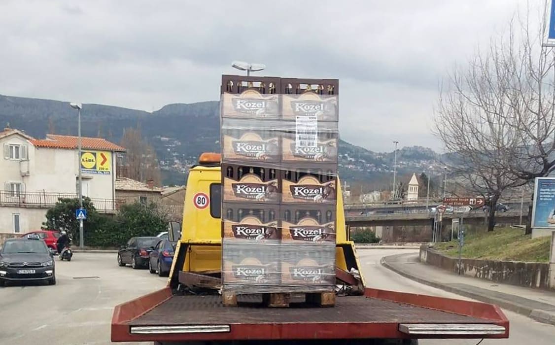 Splićani gledali u čudu: Ne odveć pametan način prijevoza pića