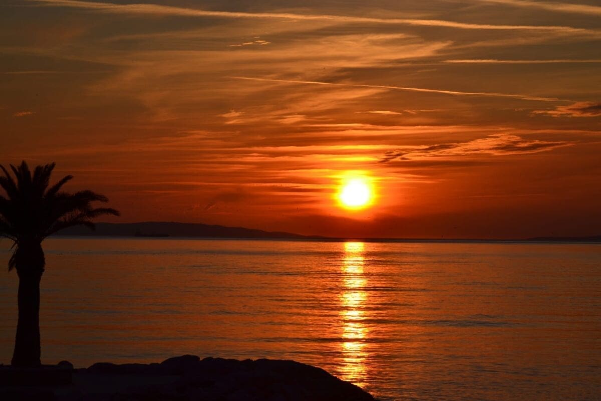 PRIJE BURE Pogledajte prekrasne prizore zalazećeg sunca u Podstrani