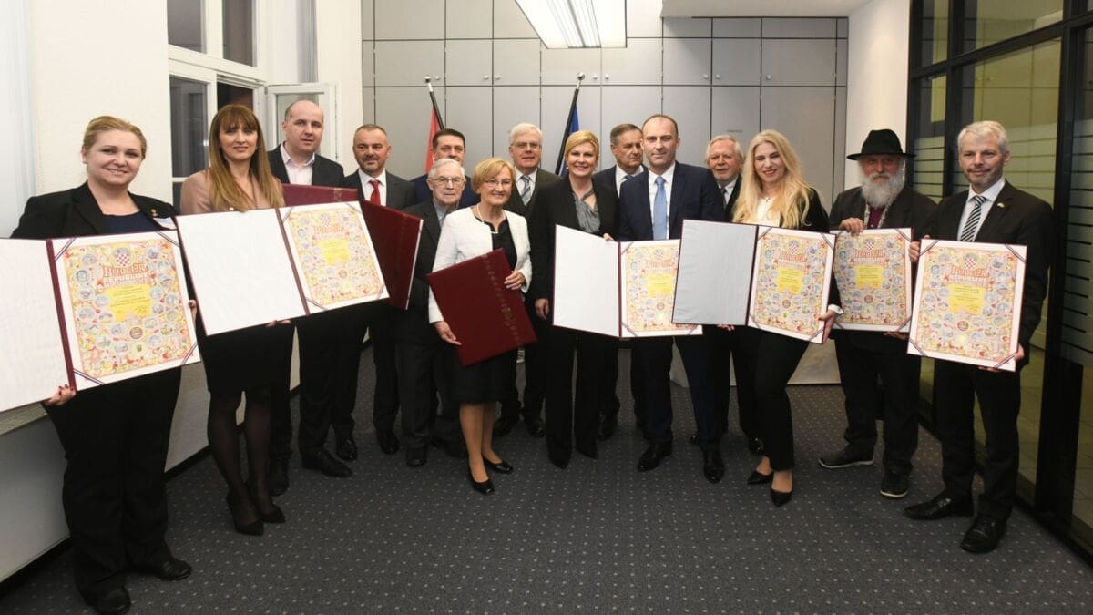 Predsjednica Kolinda Grabar-Kitarović u Njemačkoj je uručila hrvatskim udrugama povelje Republike Hrvatske