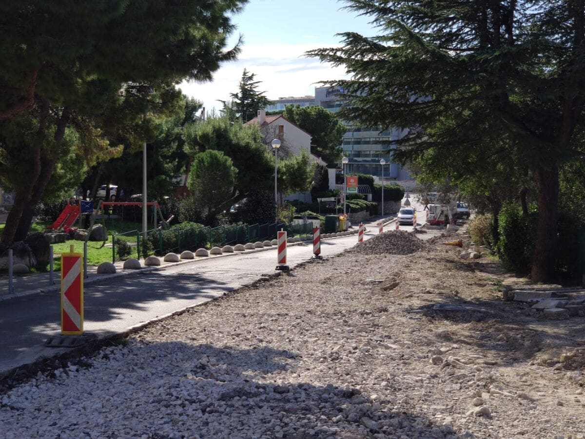 RADIT ĆE SE TRI MJESECA Pogledajte "izrovani" Put Trstenika, u rekonstrukciju se ulaže 2,8 milijuna kuna