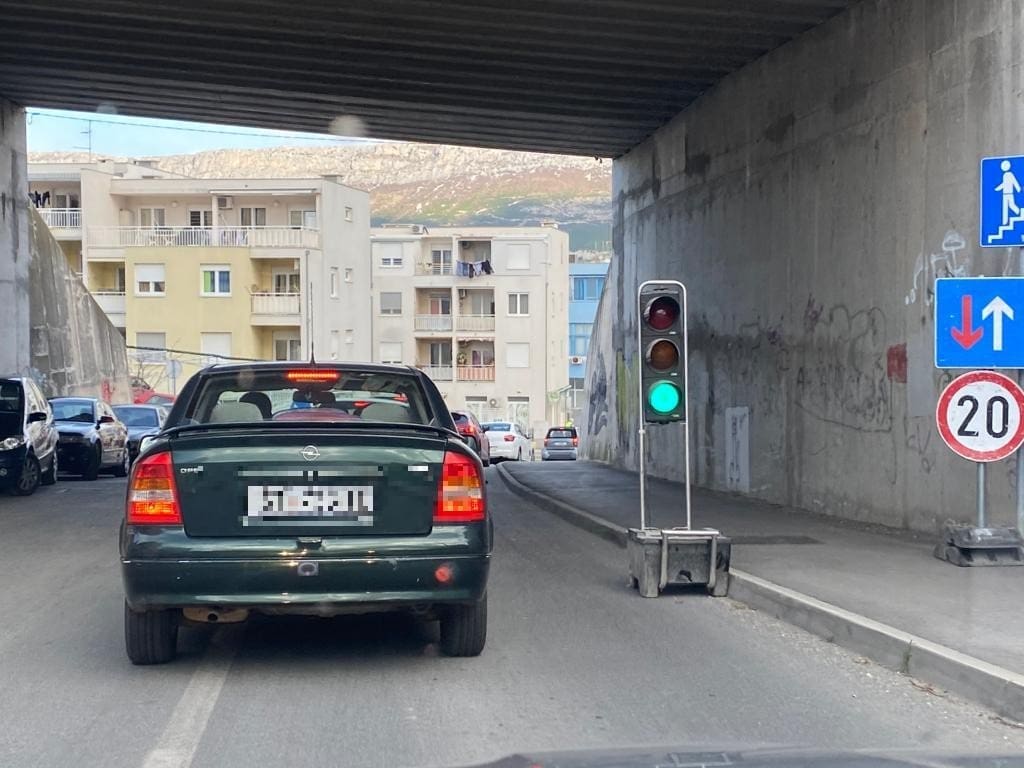 RADOVI NA PRILAZU TRGOVAČKOM CENTRU "Ne završe li do 15 sati, nastat će kaos"