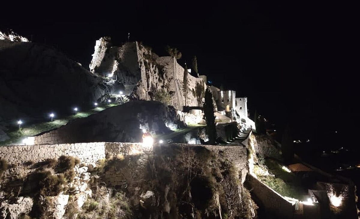 NOVO NOĆNO "RUHO" Napreduje postavljanje rasvjete na Klišku tvrđavu, sada se i noću vidi iz Splita