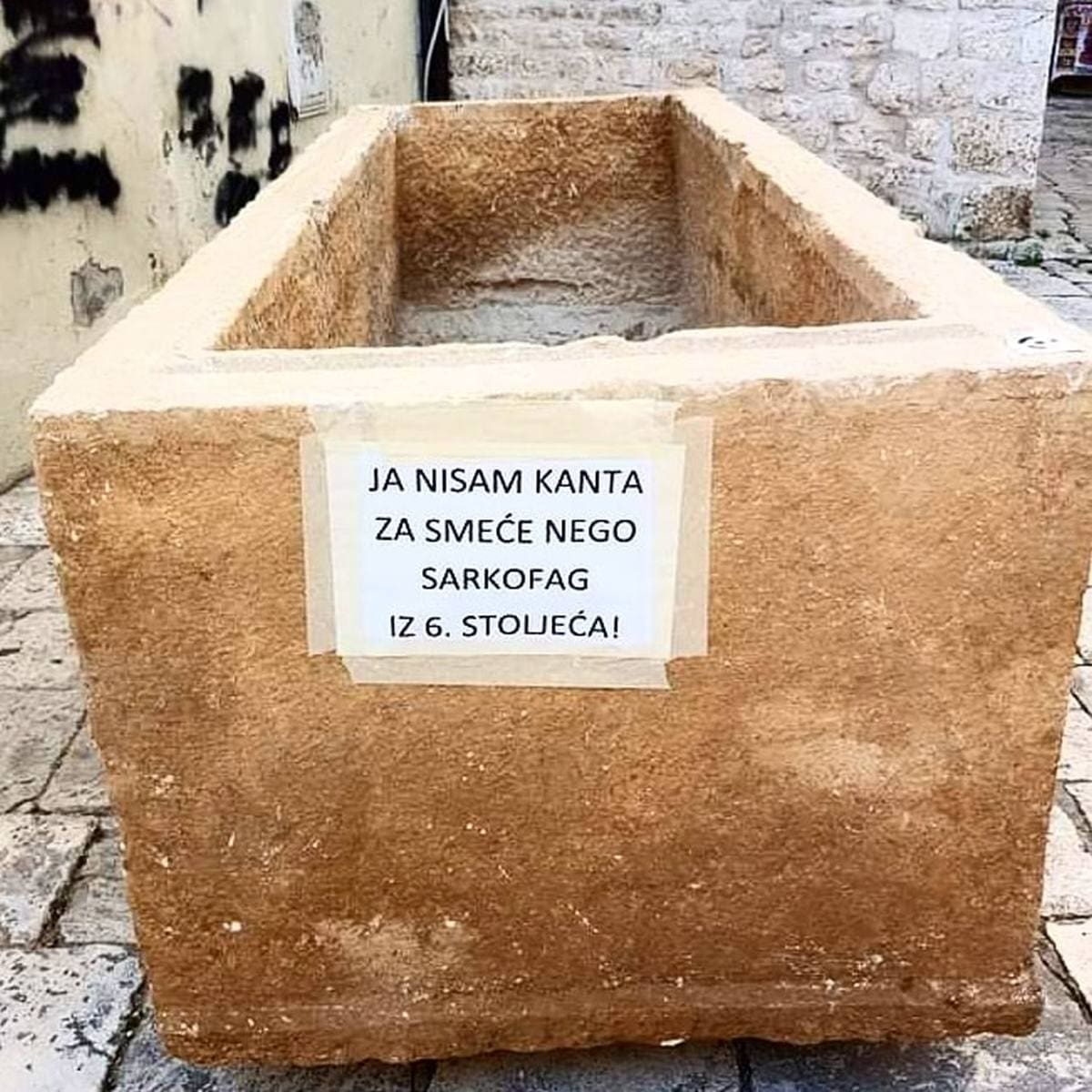 'JA NISAM KANTA ZA SMEĆE' Obavijest na kamenom sarkofagu iz Trogira izazvala burne reakcije