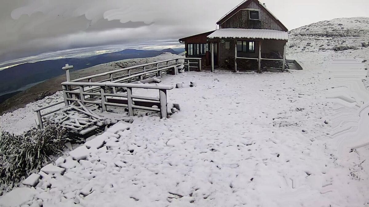 Kiša prešla u snijeg u planinama, na moru ima jačeg grmljavinskog nevremena