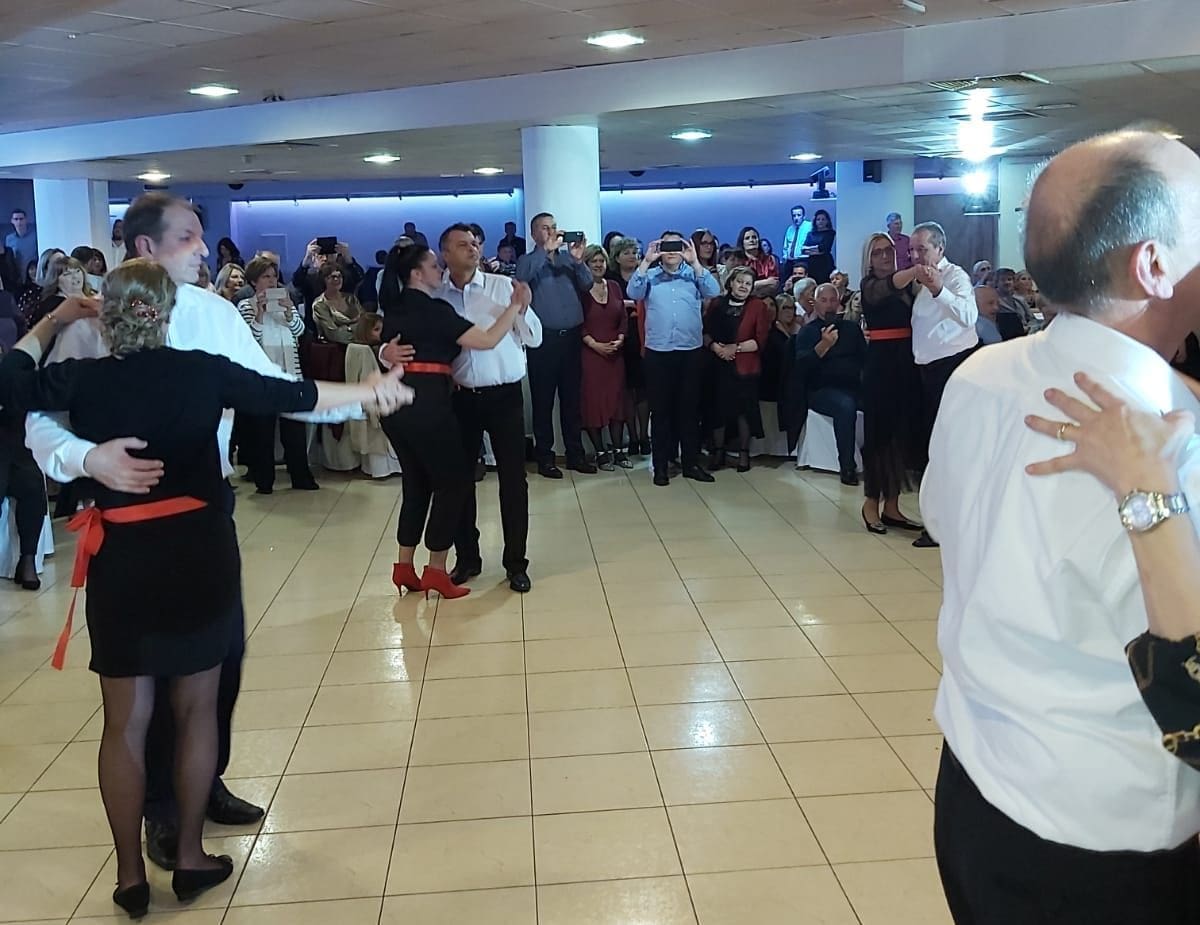 HVARSKA TRADICIJA U SPLITU U prepunoj sali Bolero se održala hvalevrijedna kulturna manifestacija "Gdinjski tanci"