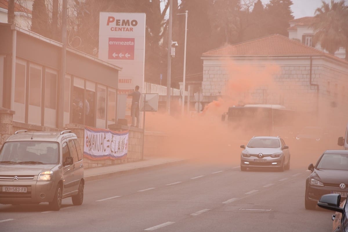 ČEKALO SE U REDOVIMA Slavilo se i dimnom bombom: Hajdučka srca požurila se učlaniti u omiljeni klub