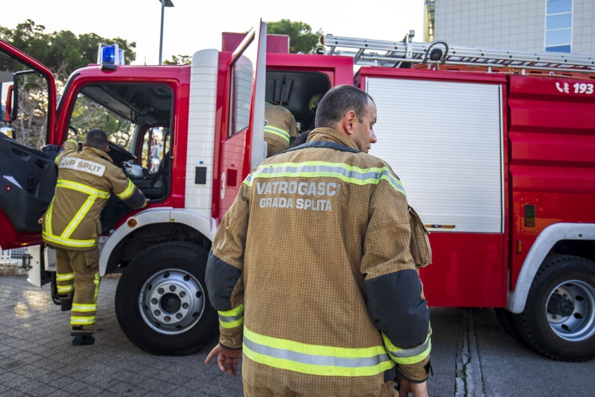 Još nije ugašen požar na trajektu u Šibeniku. Vatrogasci će dežurati cijelu noć