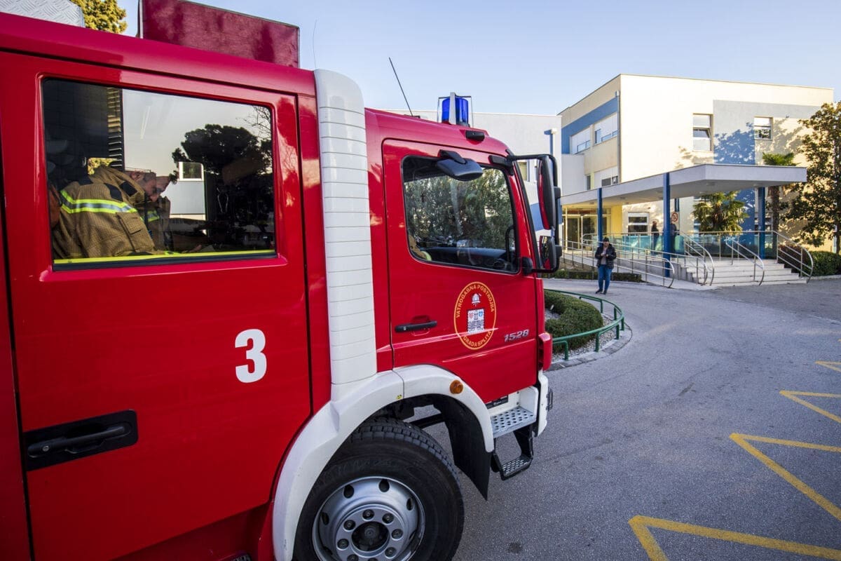 POŽAR U DUGOPOLJU Zapalio se automobil, vatrogasci na terenu