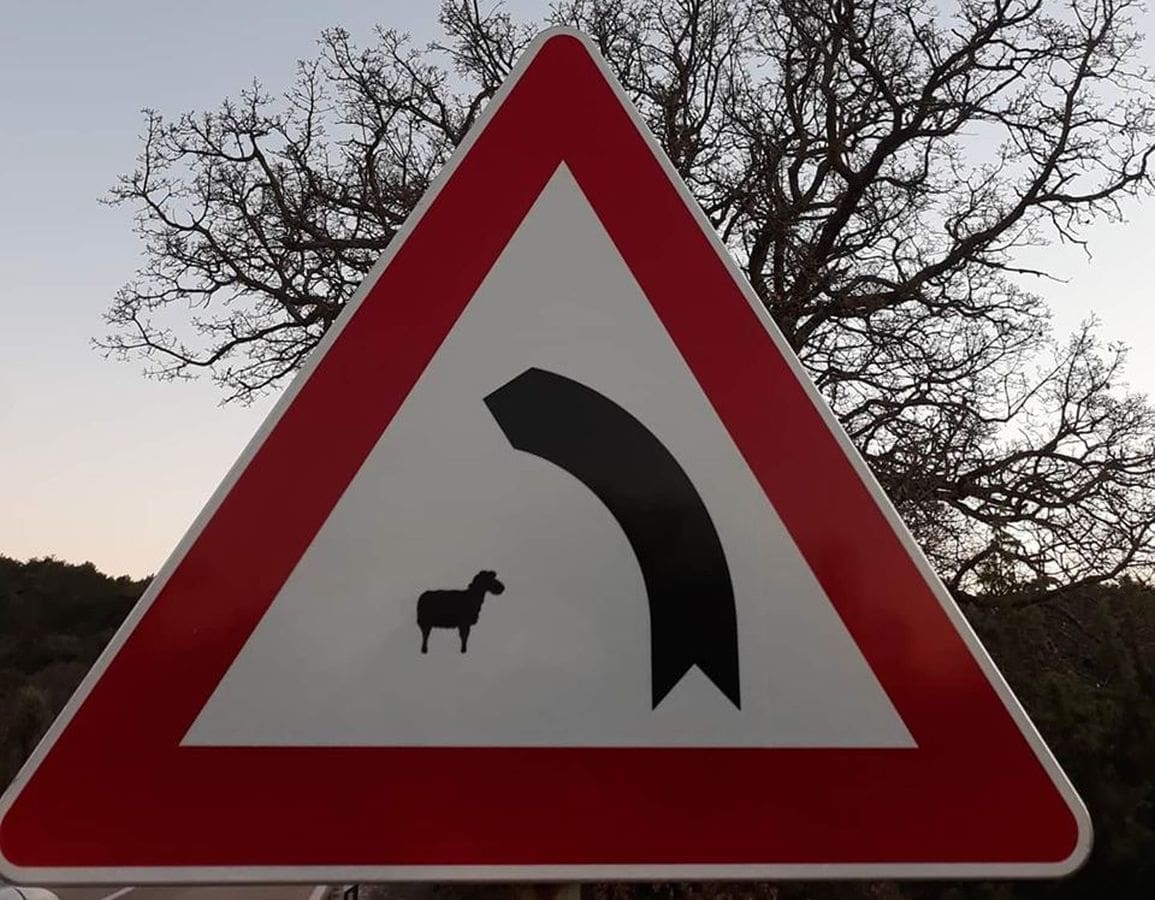 Na što točno ukazuje ovaj prometni znak?