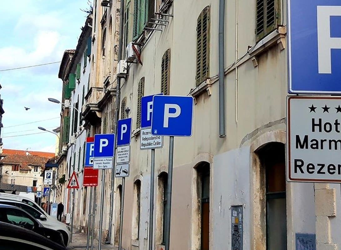"SVE PO ZAKONU" Možete li vjerovati koliko je znakova "nabijeno" na malo prostora u ovoj splitskoj ulici?