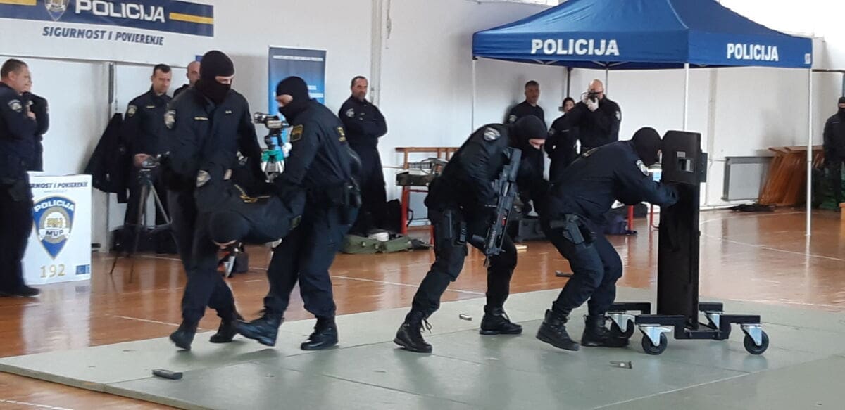 ODRŽAN DAN OTVORENIH VRATA U METKOVIĆU Ministarstvo traži 750 novih policijskih službenika