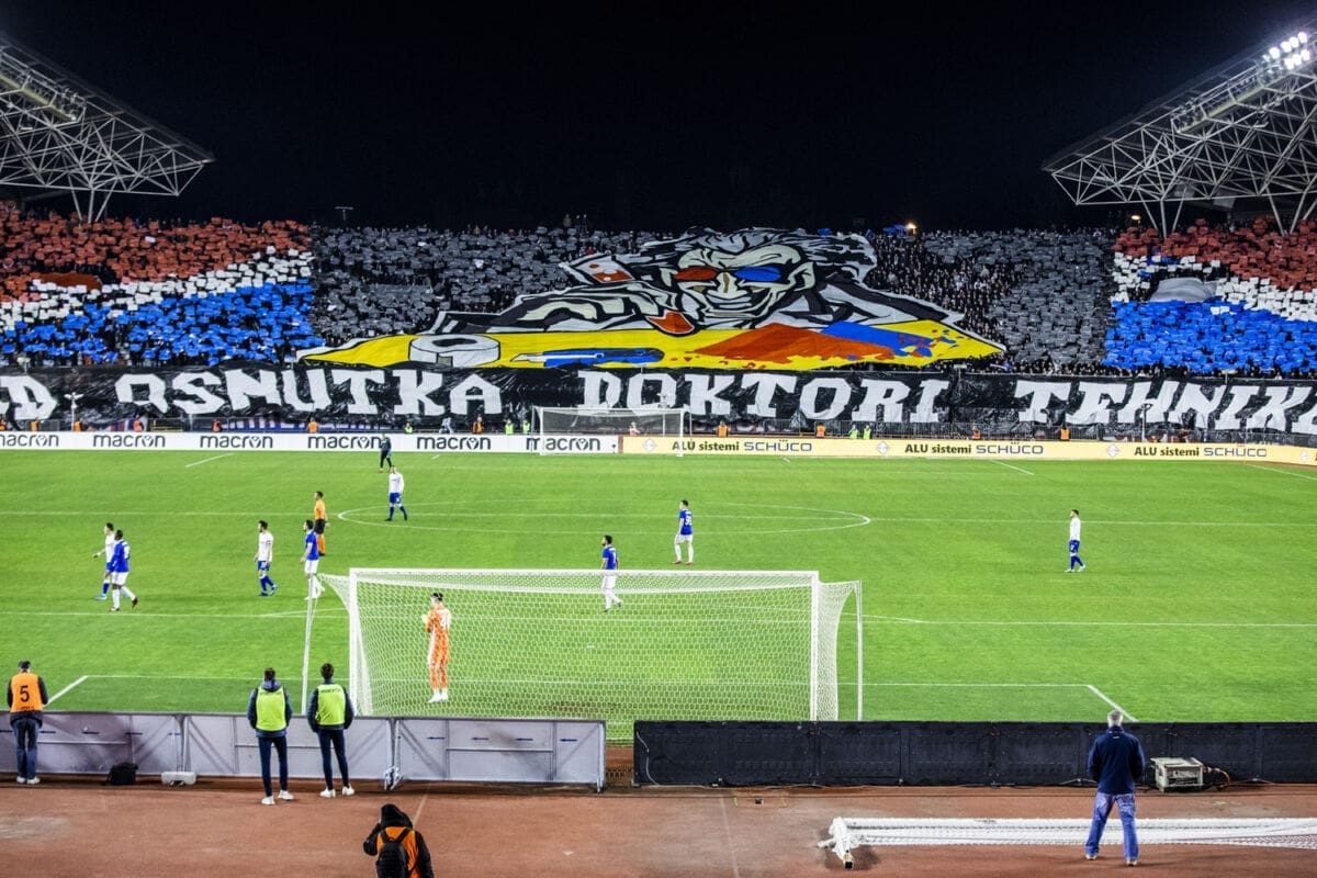 FOTOGALERIJA Derbi: Visok tempo na terenu, spektakularna koreografija i poruka Torcide