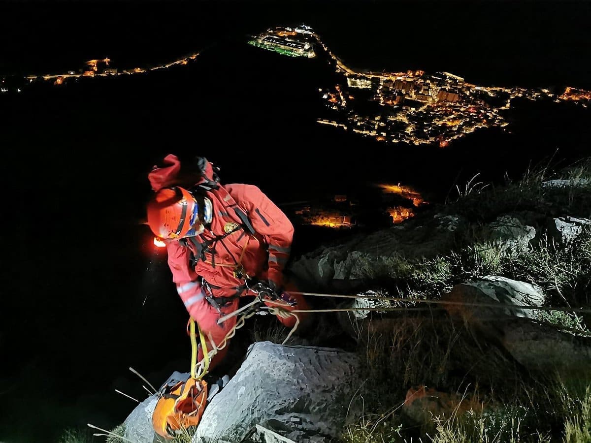 AKCIJA HGSS-a IZNAD DUGOG RATA Zapeo na stijeni ispod repetitora, akcija po snažnoj buri