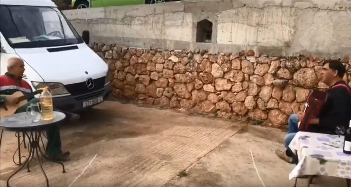 PJEVAJU I NAZDRAVLJAJU Hvarani u samoizolaciji: Metrom izmjerili udaljenost i zapjevali